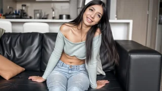 فتاة لاتينية عمرها ١٨ عامًا تتعرض لصدمة جنسية عنيفة في جلسة تصوير هاوية